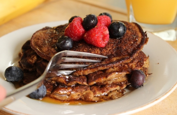 Dig in to these Oatmeal-Banana Pancakes after a workout to help you body recover faster.